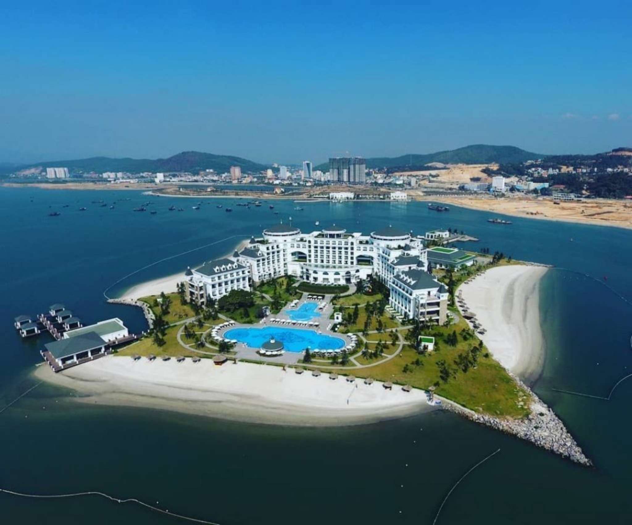 Review Vinpearl Resort & Spa Ha Long: Thiết kế Pháp thu nhỏ tại Vịnh Hạ Long